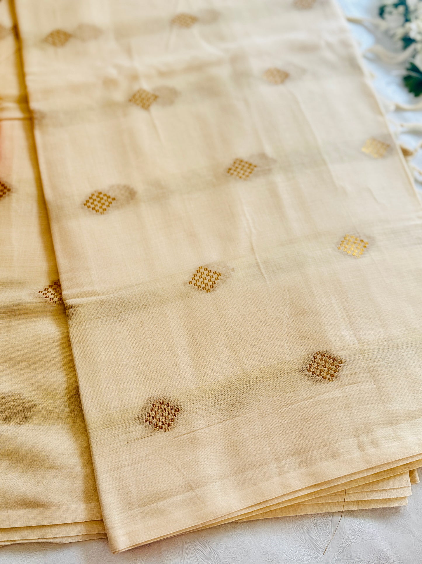 SS322 Borderless Golden Weaved Soft Cotton Saree