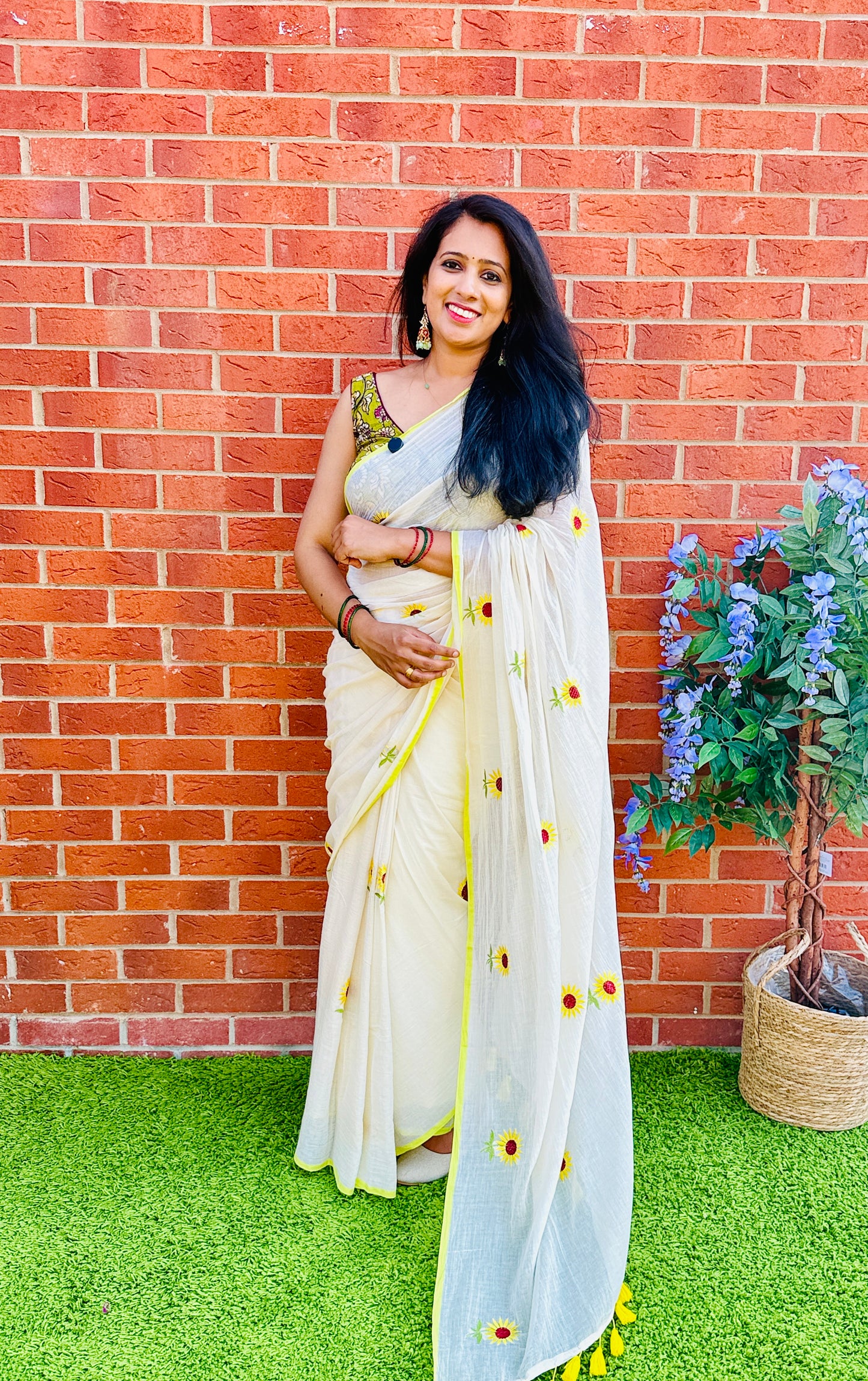 QMC366-Sunflower Embroidery Mul Cotton Saree